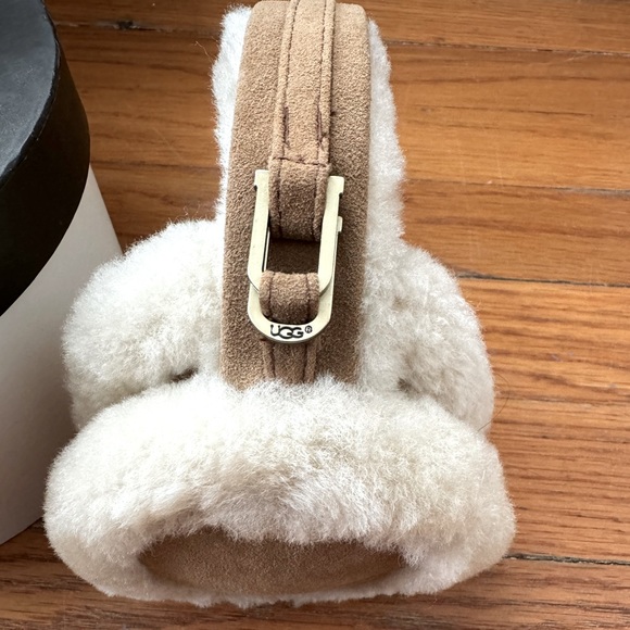 UGG Accessories - Genuine Ugg wired earmuffs compatible with smart phone. Never Worn, NWT